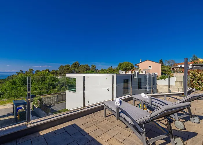 Aquavista With Private Pool Malinska